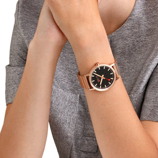 Classic, 40mm, Rose Gold Toned Uhr, A660.30360.16SBR, Person mit Armbanduhr am Handgelenk