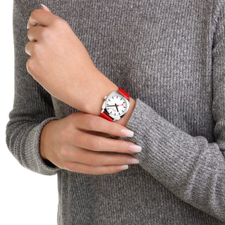 Cushion, 31 mm, Rotes veganes Traubenleder Uhr, MSL.31110.LCV, Person mit Armbanduhr am Handgelenk