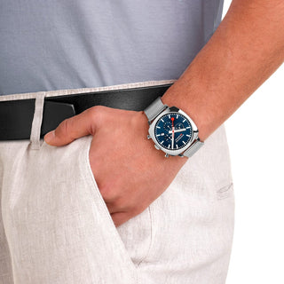 Cushion, 41 mm, Blaue Nachhaltigkeitsuhr, MSL.41440.LD.SET, Person mit Armbanduhr am Handgelenk